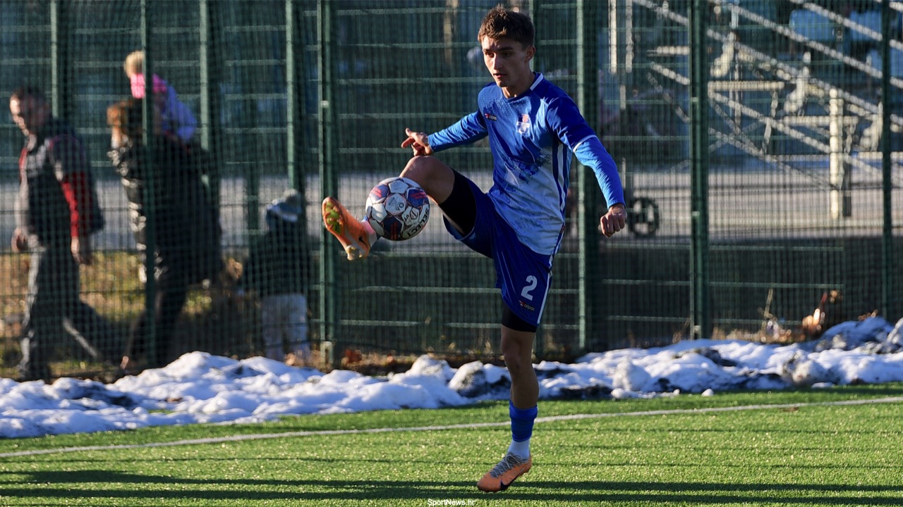 Domaćin Dubrava TK i Jarun otvorili su ovogodišnji memorijalni turnir  "Drago Parać". Pobjeda pripala domaćinu 2:1. Tomislav Grdenić opet oduševio s nekoliko poteza.