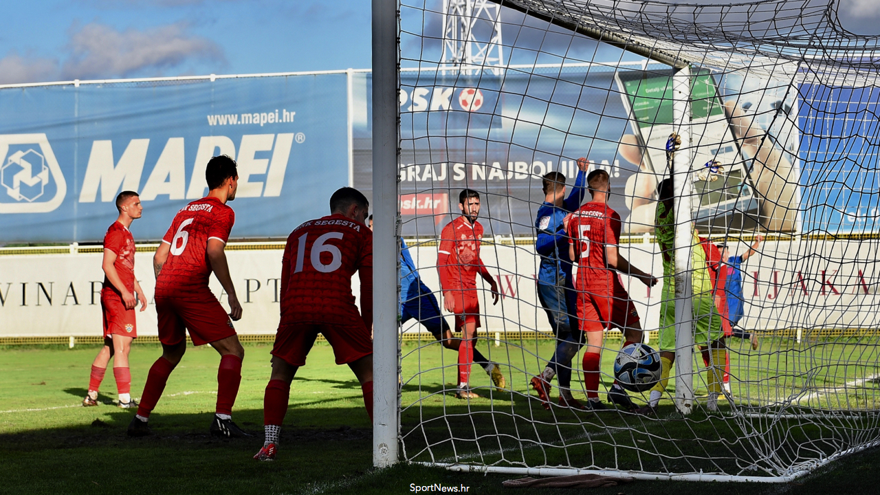 Lider Segesta bojažiljivo ušla u utakmicu, u prvom poluvremenu se zamjerila lopti tako da u drugom ništa nije htjelo ući u gol. Lučko se nada nakon pobjede da može do kraja susutići i prestići Segestu. 