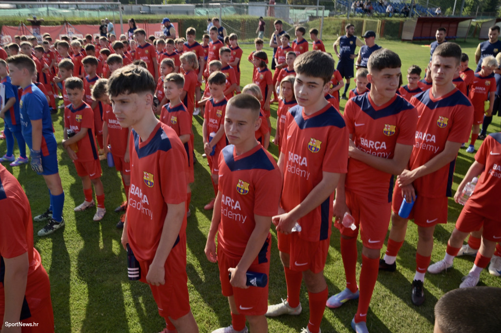 Barcelonin kamp po 14. put počeo je na terenima NK Špansko, 140 djevojčica i dječaka iz 8 zemalja u deset skupina do nedjelje učit će nogomet pod paskom 4 trenera iz La Mesie