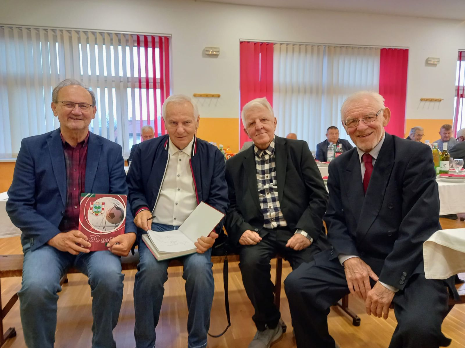 Potvrda snažnog zavičajnog identiteta u Krašiću. Branko Stipković predstavio je knjigu povodom 50. obljetnice NK Krašić, Samovojska je dao dubinski presjek, a kako je to bilo u Stepinčevu kraju, još su govorili i crkveni prelati