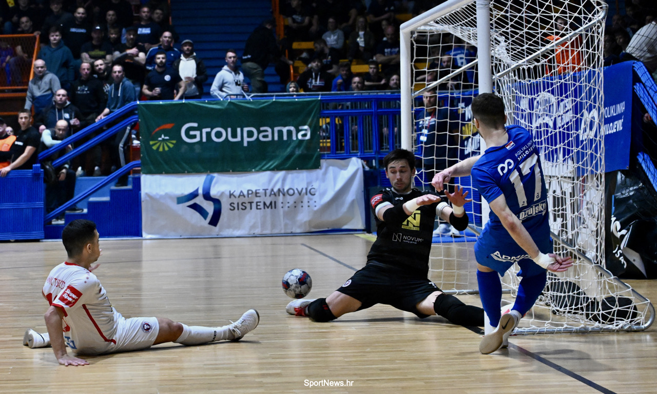  Dvojkom Doma sportova orilo se "Ajme meni..zabili smo pet komada" Futsal Dinamo pobjedom 6:0 nad Torcidom u plasirao se u polufinale kupa u kojem ga čeka Pula.